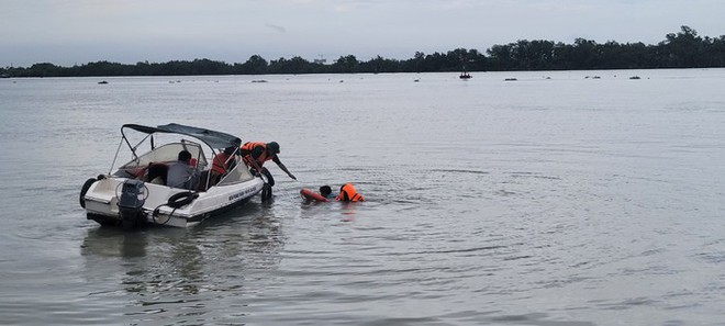 Lật thuyền trên sông Đồng Nai, 1 người mất tích - Ảnh 1.