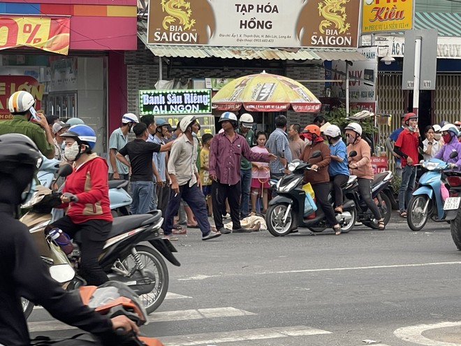 Công an xác định nguyên nhân ô tô khách tông hàng loạt xe máy ở Long An làm 2 người chết - Ảnh 2.