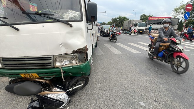 Công an xác định nguyên nhân ô tô khách tông hàng loạt xe máy ở Long An làm 2 người chết - Ảnh 1.