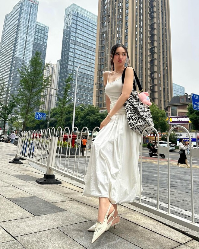 Weiße Outfits werden diesen Sommer von vietnamesischen Schönheiten beworben – Foto 7.