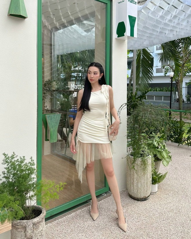 Weiße Outfits werden diesen Sommer von vietnamesischen Schönheiten beworben – Foto 6.