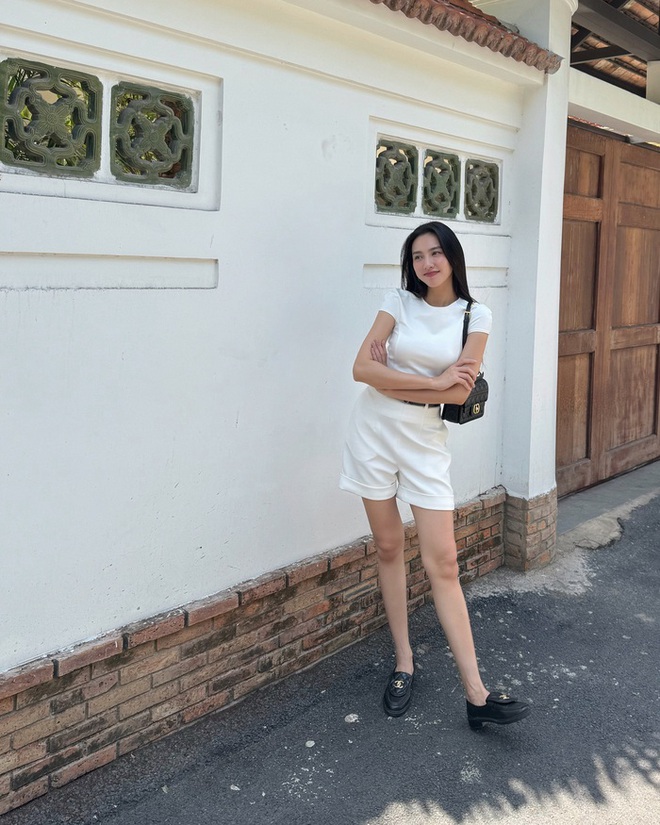Weiße Outfits werden diesen Sommer von vietnamesischen Schönheiten beworben – Foto 5.