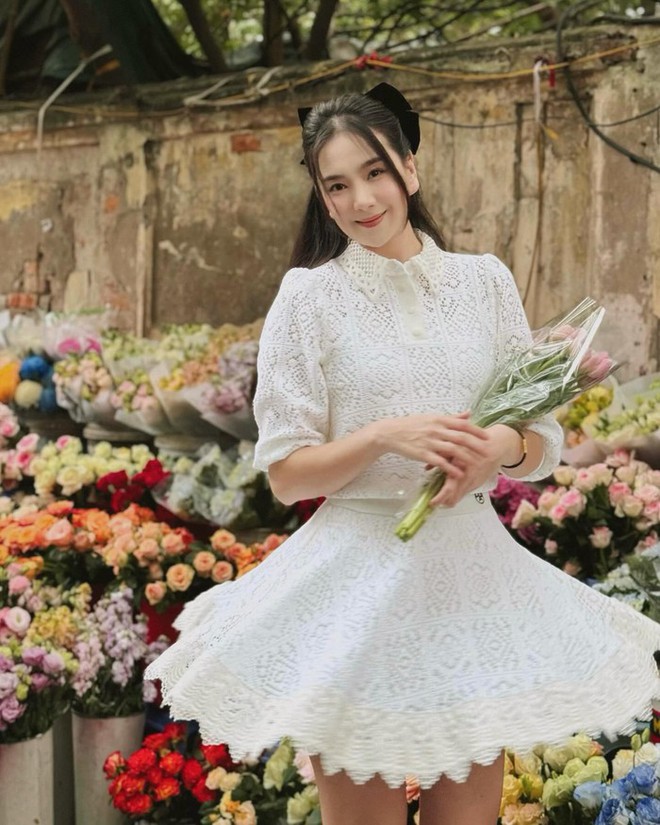 Weiße Outfits werden diesen Sommer von vietnamesischen Schönheiten beworben – Foto 3.