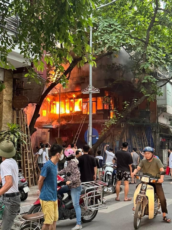 Cháy quán cà phê ở phố cổ Hà Nội lúc rạng sáng - Ảnh 1.