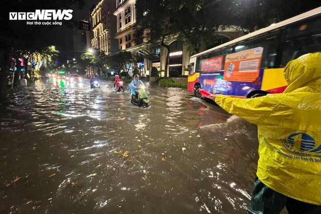 Hà Nội mưa lớn, phố trung tâm ngập gần nửa mét - Ảnh 9.