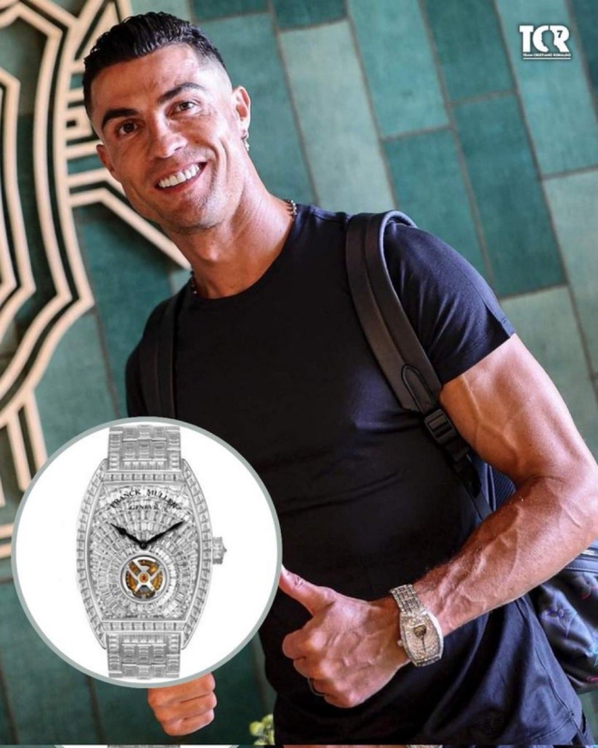 Ronaldo hội quân cho kỳ Euro cuối cùng: Mang một vật giá 36 tỷ, gây chú ý nhất là loạt “dây điện” ở bắp tay - Ảnh 1.