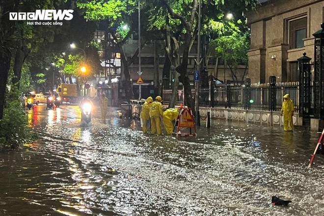 Hà Nội mưa lớn, phố trung tâm ngập gần nửa mét - Ảnh 5.