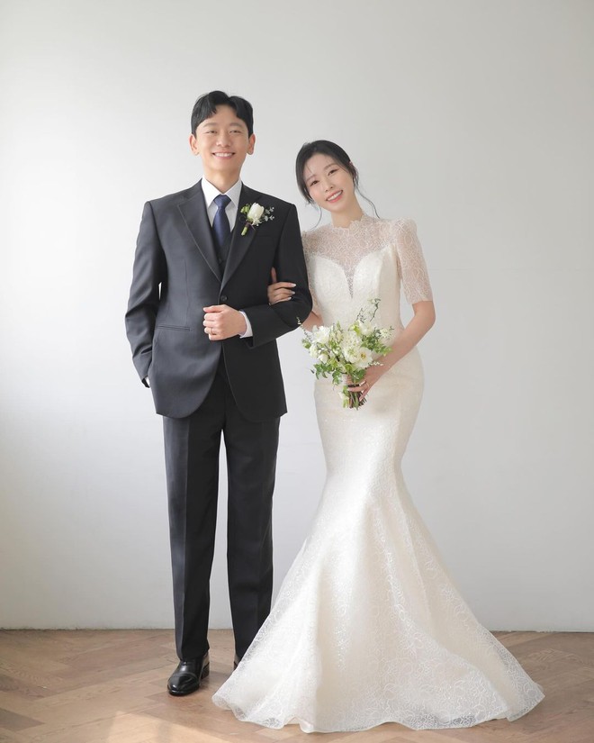 Ngày đại hỷ có 4 hôn lễ Kbiz: Lee Dong Wook - Lee Sung Kyung chúc phúc cho em gái Yoon Eun Hye, Jung Yong Hwa (CNBLUE) chạy show dự đám cưới - Ảnh 23.