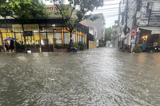 Mưa lớn kéo dài, nhiều khu vực ở Quảng Ninh, Hải Phòng ngập sâu - Ảnh 5.