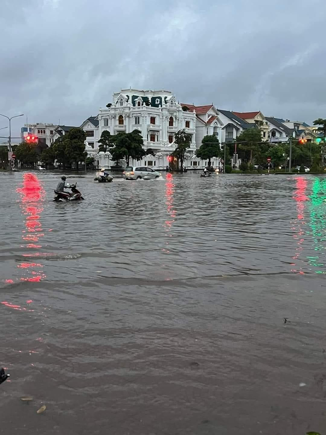 Mưa lớn kéo dài, nhiều khu vực ở Quảng Ninh, Hải Phòng ngập sâu - Ảnh 7.