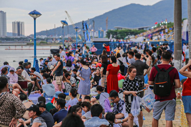 Hàng nghìn người ‘xí chỗ’ xem pháo hoa bên bờ sông Hàn - Ảnh 1.