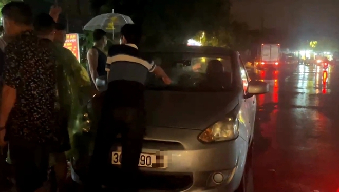 Hà Nội: Hất tung người sang đường lên xe khiến nạn nhân nguy kịch, tài xế rời khỏi hiện trường - Ảnh 1.