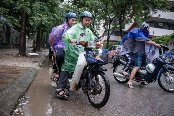 Phụ huynh 80 tuổi đưa con đi thi vào lớp 10: Tối kỵ dùng chữ phải với con, sẵn sàng bỏ 1-2 tỷ cho con đi học - Ảnh 4.