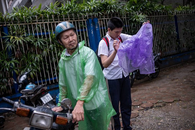 Phụ huynh 80 tuổi đưa con đi thi vào lớp 10: Tối kỵ dùng chữ phải với con, sẵn sàng bỏ 1-2 tỷ cho con đi học - Ảnh 2.