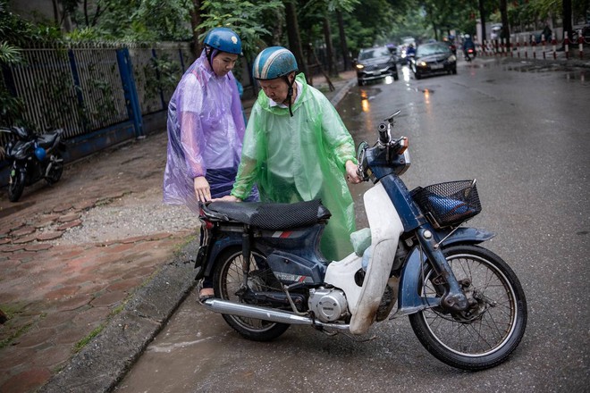 Phụ huynh 80 tuổi đưa con đi thi vào lớp 10: Tối kỵ dùng chữ phải với con, sẵn sàng bỏ 1-2 tỷ cho con đi học - Ảnh 3.