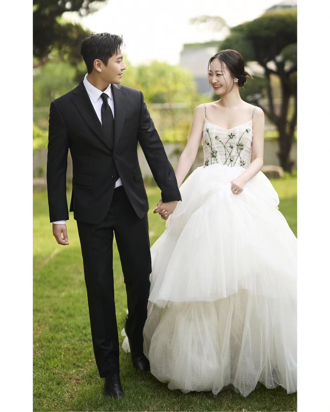 Ngày đại hỷ có 4 hôn lễ Kbiz: Lee Dong Wook - Lee Sung Kyung chúc phúc cho em gái Yoon Eun Hye, Jung Yong Hwa (CNBLUE) chạy show dự đám cưới - Ảnh 19.