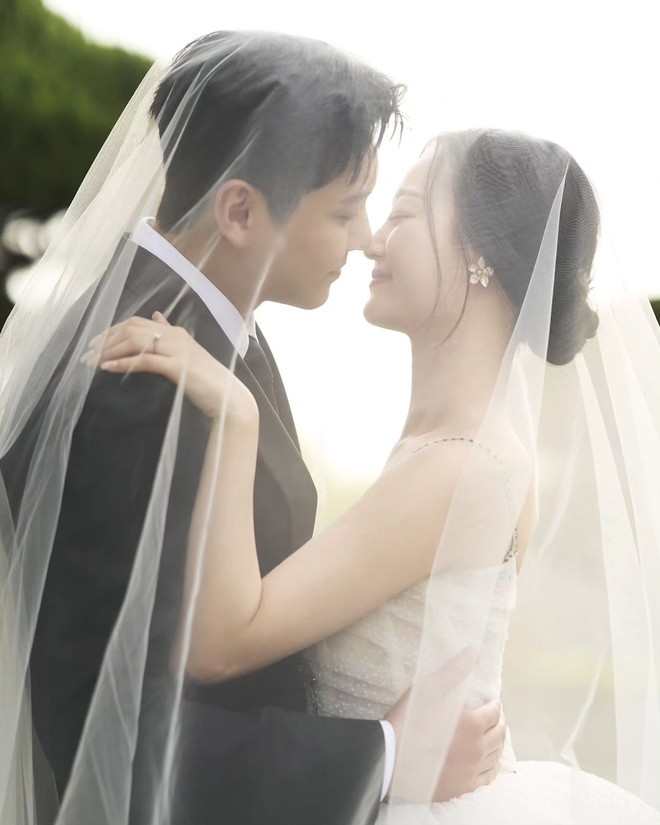 Ngày đại hỷ có 4 hôn lễ Kbiz: Lee Dong Wook - Lee Sung Kyung chúc phúc cho em gái Yoon Eun Hye, Jung Yong Hwa (CNBLUE) chạy show dự đám cưới - Ảnh 21.