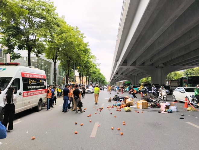 Hà Nội: Hiện trường vụ tai nạn liên hoàn khiến 1 người tử vong, 2 người bị thương nặng - Ảnh 1.