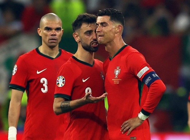 Xót xa: Ronaldo đá trượt phạt đền, bật khóc nức nở khi trận đấu còn chưa kết thúc - Ảnh 6.