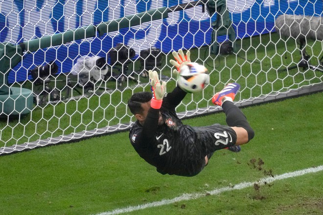 Chân dung siêu thủ môn đẩy 100% số quả luân lưu tại Euro 2024, cứu Ronaldo khỏi vô vàn chỉ trích - Ảnh 2.