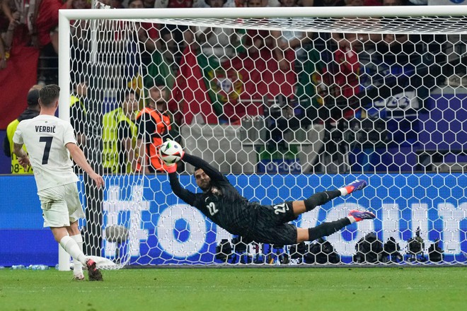 Chân dung siêu thủ môn đẩy 100% số quả luân lưu tại Euro 2024, cứu Ronaldo khỏi vô vàn chỉ trích - Ảnh 3.