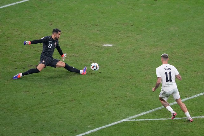 Chân dung siêu thủ môn đẩy 100% số quả luân lưu tại Euro 2024, cứu Ronaldo khỏi vô vàn chỉ trích - Ảnh 4.