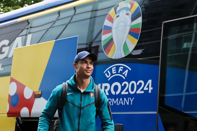 Trực tiếp Bồ Đ&agrave;o Nha - Slovenia: Chờ Ronaldo tỏa s&aacute;ng, nối d&agrave;i kỷ lục tại Euro - Ảnh 1.