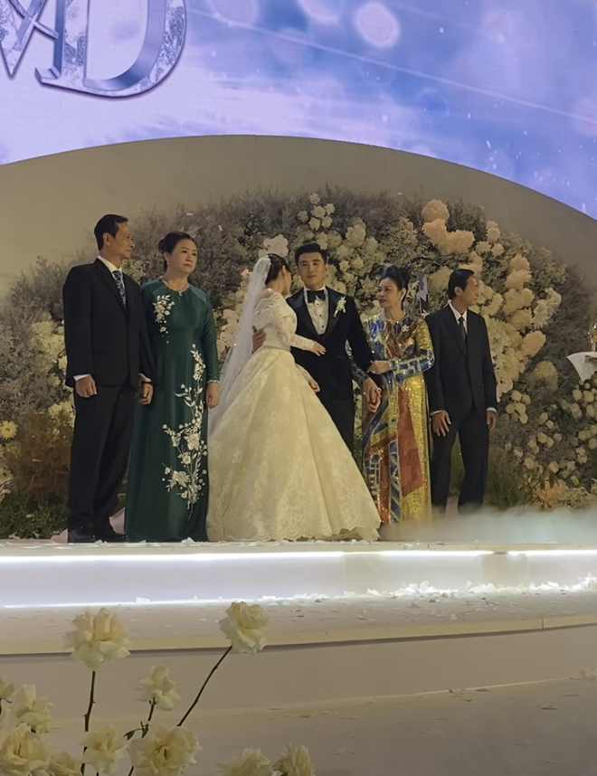 Midu có 1 hành động khiến mẹ Minh Đạt hài lòng và loạt chi tiết phơi bày quan hệ con dâu - nhà chồng tại lễ cưới hào môn - Ảnh 3.