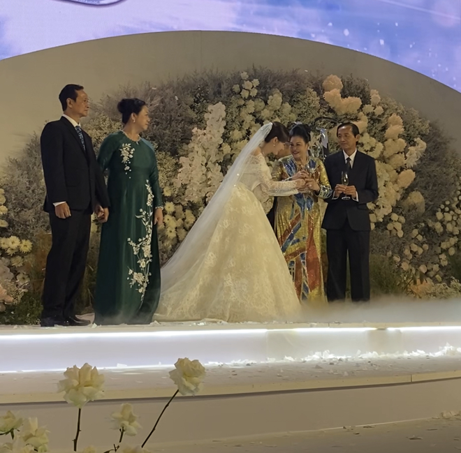 Midu có 1 hành động khiến mẹ Minh Đạt hài lòng và loạt chi tiết phơi bày quan hệ con dâu - nhà chồng tại lễ cưới hào môn - Ảnh 4.
