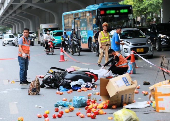 Hà Nội: Hiện trường vụ tai nạn liên hoàn khiến 1 người tử vong, 2 người bị thương nặng - Ảnh 2.