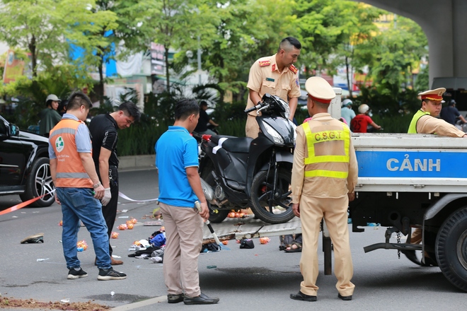 Hà Nội: Hiện trường vụ tai nạn liên hoàn khiến 1 người tử vong, 2 người bị thương nặng - Ảnh 7.