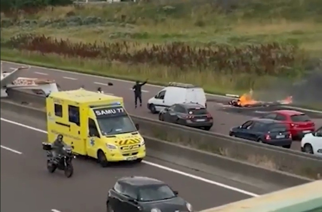 Video: Máy bay lao xuống đường cao tốc ở Paris rồi bốc cháy dữ dội, vỡ vụn hoàn toàn  - Ảnh 3.
