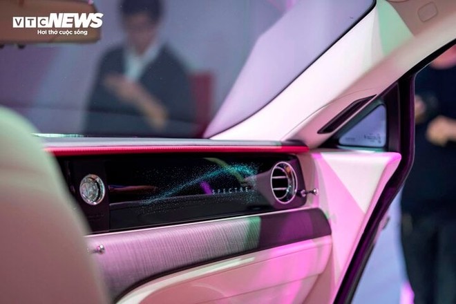 Lộ diện đại gia Việt đầu tiên nhận xe siêu sang thuần điện Rolls-Royce Spectre - Ảnh 7.