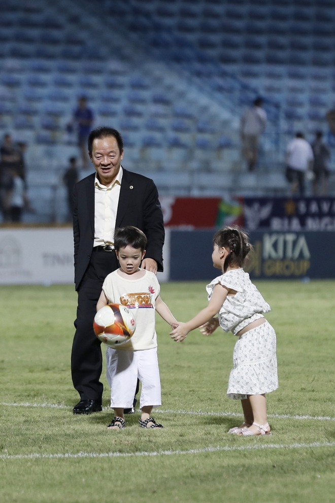 Camera bắt trọn khoảnh khắc tình tứ của Đỗ Mỹ Linh và chồng chủ tịch, vóc dáng nàng hậu gây chú ý khi diện áo đá bóng - Ảnh 5.