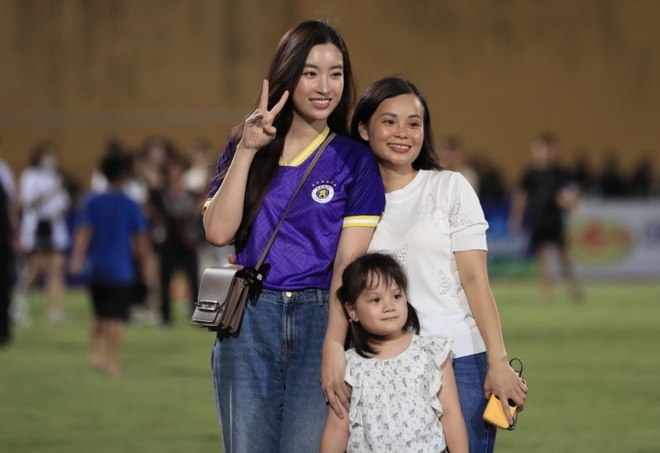 Camera bắt trọn khoảnh khắc tình tứ của Đỗ Mỹ Linh và chồng chủ tịch, vóc dáng nàng hậu gây chú ý khi diện áo đá bóng - Ảnh 3.