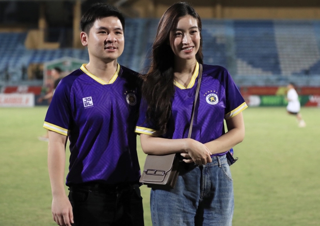 Camera bắt trọn khoảnh khắc tình tứ của Đỗ Mỹ Linh và chồng chủ tịch, vóc dáng nàng hậu gây chú ý khi diện áo đá bóng - Ảnh 2.