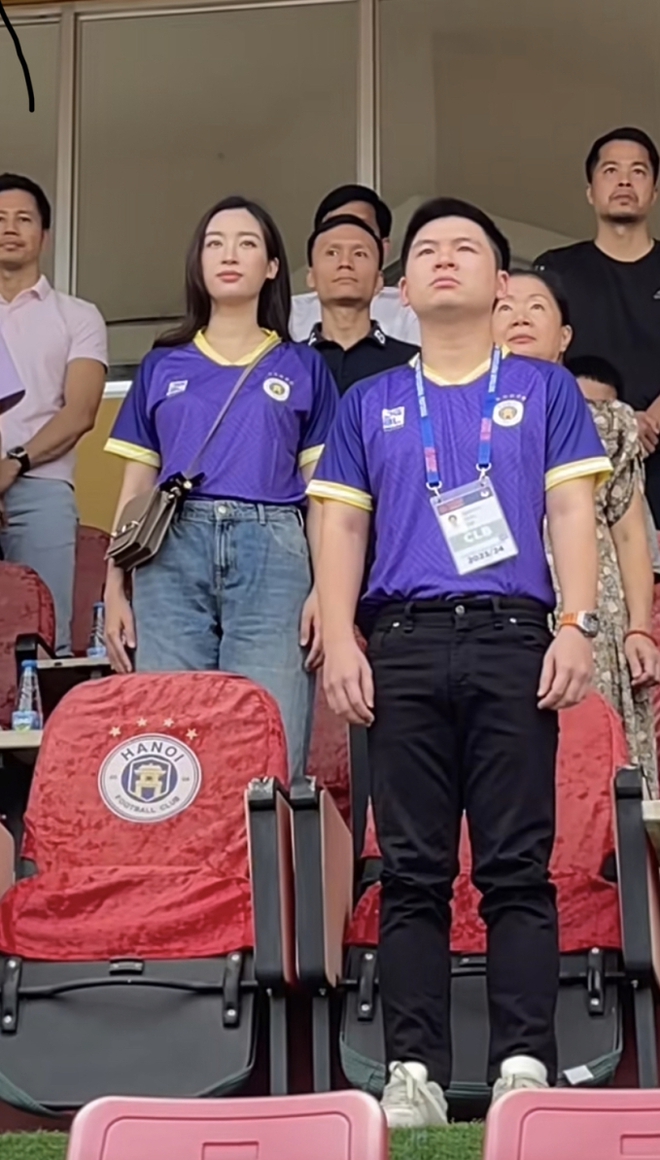 Camera bắt trọn khoảnh khắc tình tứ của Đỗ Mỹ Linh và chồng chủ tịch, vóc dáng nàng hậu gây chú ý khi diện áo đá bóng - Ảnh 1.
