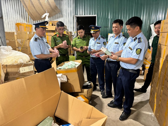 Hà Nội: Phát hiện 20 tấn mỹ phẩm, kem đánh răng hết hạn sử dụng đang được dập hạn sử dụng mới - Ảnh 1.