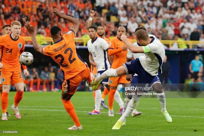 Bán kết Euro 2024: Huyền thoại tuyển Anh gọi quả penalty của Harry Kane là nỗi ô nhục, tranh cãi cực gắt ngay trên sóng truyền hình  - Ảnh 1.