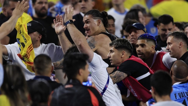 Hỗn loạn ở Copa America: Sao tuyển Uruguay đấm nhau tay đôi với CĐV sau khi lỡ hẹn đấu Messi - Ảnh 2.