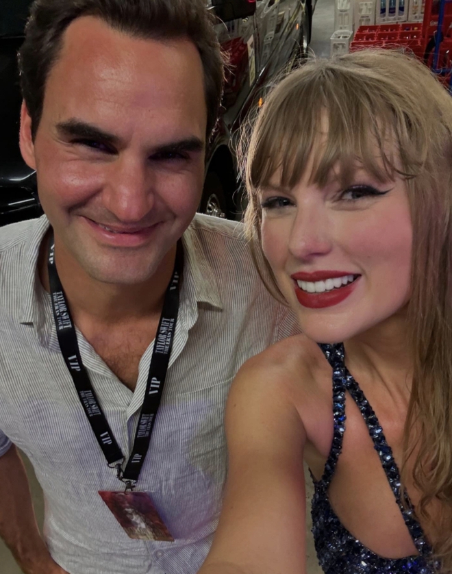 Awesome photo: Taylor Swift happily takes a photo with tennis legend Roger Federer, why is there this sweet moment? - Photo 1.