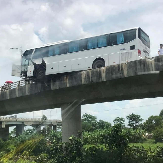 Bắc Ninh: Xe ô tô chở công nhân tông sập lan can, treo lơ lửng trên thành cầu - Ảnh 1.