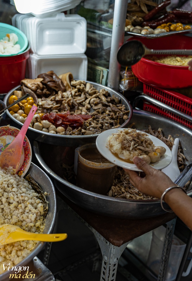 Ăn thử tiệm xôi kiểu Bắc mẹ truyền con nối giữa trung tâm Sài Gòn: Hàng chục năm là địa chỉ &quot;phải đến&quot; với du khách nước ngoài, chủ tiệm bật mí về cái tên &quot;độc lạ&quot; - Ảnh 6.