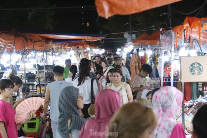 Chợ đêm Sơn Trà tấp nập khách trước ngày di dời đến địa điểm mới - Ảnh 1.