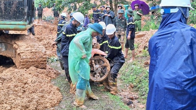 Hiện trường thương tâm vụ sạt lở vùi lấp xe 16 chỗ tại Hà Giang khiến 8 người tử vong - Ảnh 4.