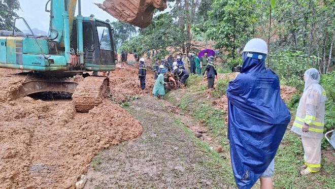 Hiện trường thương tâm vụ sạt lở vùi lấp xe 16 chỗ tại Hà Giang khiến 8 người tử vong - Ảnh 5.