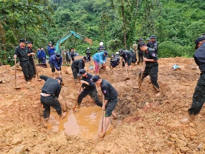 Sạt lở kinh hoàng ở Hà Giang: Người dân bị đất vùi lấp khi ứng cứu xe khách - Ảnh 2.