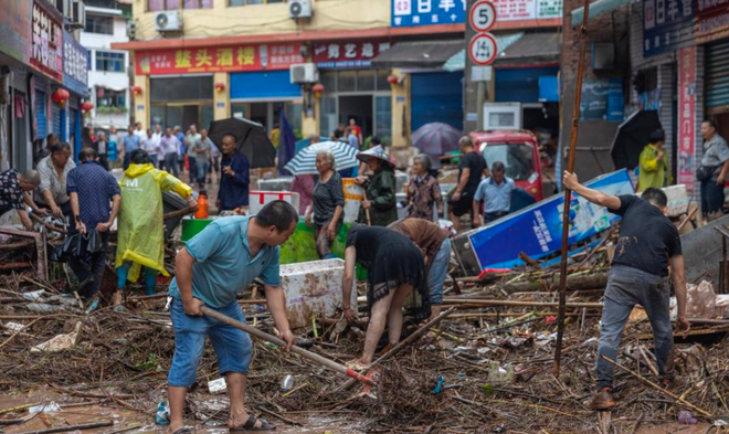 Siêu đô thị của Trung Quốc ngập trong mưa lớn: Thiệt hại gần 300 tỷ đồng, căng như dây đàn khi Đập Tam Hiệp chuẩn bị xả lũ với lượng nước 43.000 m3/s - Ảnh 4.