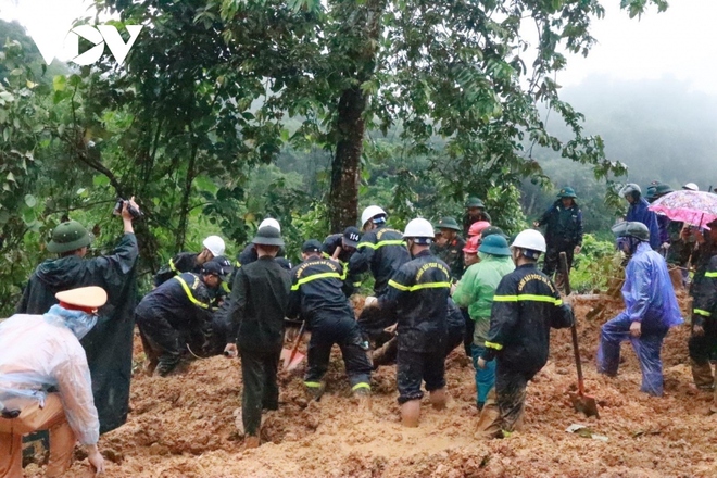 Hà Giang họp báo thông tin vụ sạt lở đất vùi lấp xe khách - Ảnh 1.