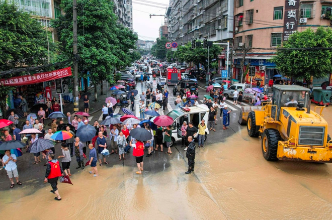 Siêu đô thị của Trung Quốc ngập trong mưa lớn: Thiệt hại gần 300 tỷ đồng, căng như dây đàn khi Đập Tam Hiệp chuẩn bị xả lũ với lượng nước 43.000 m3/s - Ảnh 2.